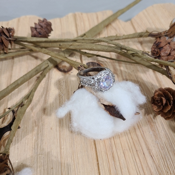 🎉🎉NEW🎉🎉LUXURIOUS!! Round CZ Ring in SILVER Plating - Picture 13 of 16